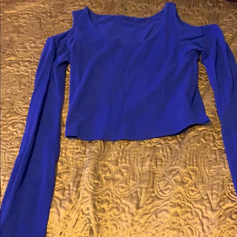 Long sleeve crop top with shown shoulders